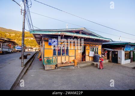 Typische lokale Geschäfte in lokalen Geschäften in Chamkhar Stadt, Bumthang, in der zentralöstlichen Region von Bhutan Stockfoto