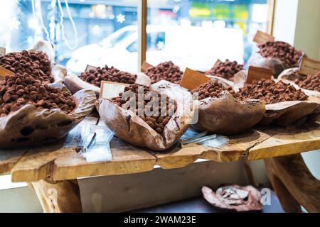 Handgemachte Pralinen in Holzschalen Stockfoto