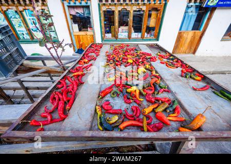 Sonnengetrocknete rote Chilis wurden im Freien vor einem Geschäft in Chamkhar Town, Bumthang, in der zentralöstlichen Region Bhutans, getrocknet Stockfoto