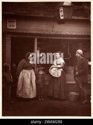 Das Straßenleben in London leidet unter den Überschwemmungen. 1877. John Thomson. Woodburytyp. Stockfoto