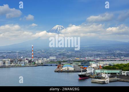 Blick über die Stadt Fuji und den Hafen von Tagonoura mit dem Fuji im Hintergrund im Frühjahr, Präfektur Shizuoka, Japan Stockfoto