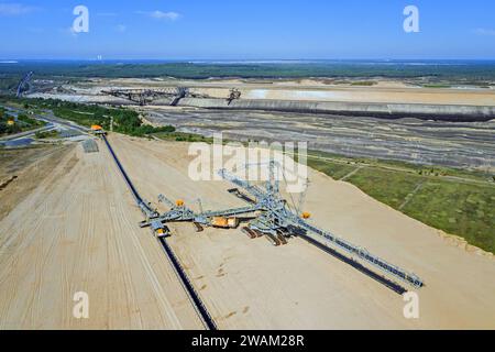 Braunkohle wird mit einem großen Schaufelradbagger (BWE) im Tagebau Nochten, Braunkohlebergwerk bei Weisswasser, Sachsen, gefördert Stockfoto