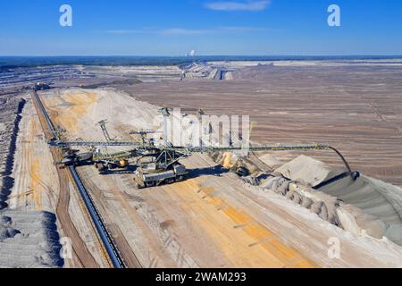 Braunkohle wird mit einem großen Schaufelradbagger (BWE) im Tagebau Nochten, Braunkohlebergwerk bei Weisswasser, Sachsen, gefördert Stockfoto