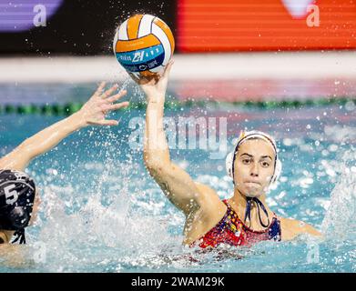 EINDHOVEN - Beatriz Ortiz Munoz aus Spanien im Duell gegen Louise Guillet aus Frankreich während der Wasserpolo-Europameisterschaft zwischen Spanien und Frankreich im Pieter van den Hoogenband Schwimmstadion. ANP SEM VAN DER WAL Stockfoto