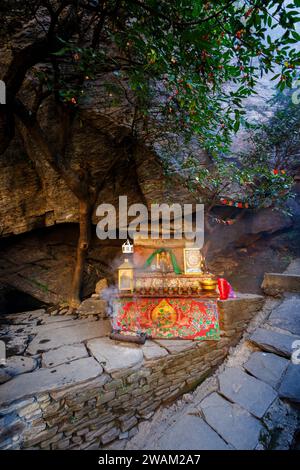 Ein kleiner Altar in Paro Taktsang (Taktsang Palphug Kloster, Tigernest), eine heilige Vajrayana Himalaya buddhistische Klippe, Paro Valley, Bhutan Stockfoto