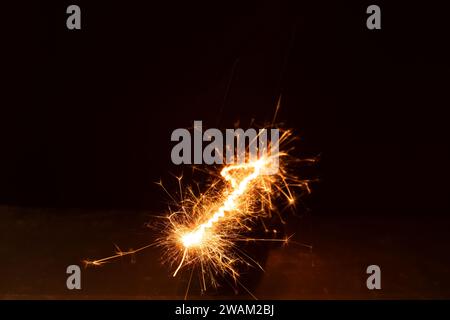 Abstrakt, glänzend, bengal, Sparkler, Funken, glühend, Nacht, schwarz, hell, Hintergrund, Licht, Fotografie, horizontal, Ereignis, Neujahr, einzeln, Nahaufnahme Stockfoto