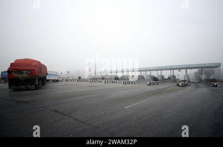 Blick auf die gesperrte Autobahn (M1) für den Verkehr aufgrund des starken Nebelwetters am frühen Morgen während der Wintersaison, in Peshawar am Freitag, 5. Januar 2024. Stockfoto