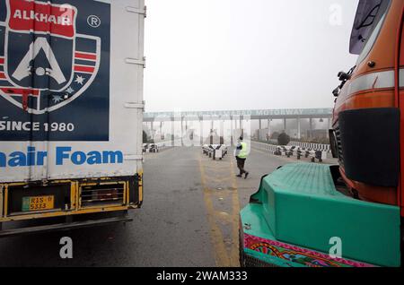 Blick auf die gesperrte Autobahn (M1) für den Verkehr aufgrund des starken Nebelwetters am frühen Morgen während der Wintersaison, in Peshawar am Freitag, 5. Januar 2024. Stockfoto
