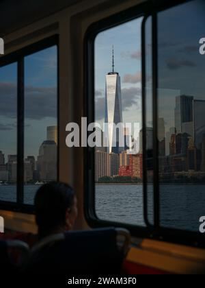 Passagier auf der New Yorker Fähre mit Blick aus dem Fenster auf das One World Trade Centre New York Stockfoto