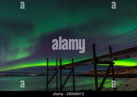 Aurora Borealis über Norwegens Sommaroy-Halbinsel im März Stockfoto