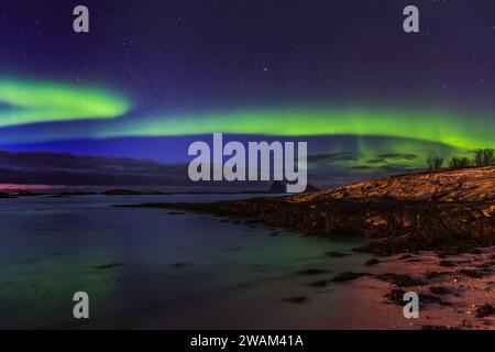 Aurora Borealis über Norwegens Sommaroy-Halbinsel im März Stockfoto