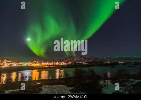 Aurora Borealis über Norwegens Sommaroy-Halbinsel im März Stockfoto