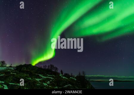 Aurora Borealis über Norwegens Sommaroy-Halbinsel im März Stockfoto