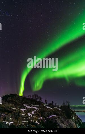 Aurora Borealis über Norwegens Sommaroy-Halbinsel im März Stockfoto