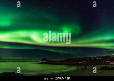 Aurora Borealis über Norwegens Sommaroy-Halbinsel im März Stockfoto