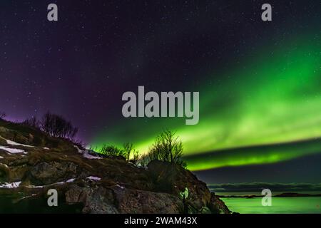 Aurora Borealis über Norwegens Sommaroy-Halbinsel im März Stockfoto