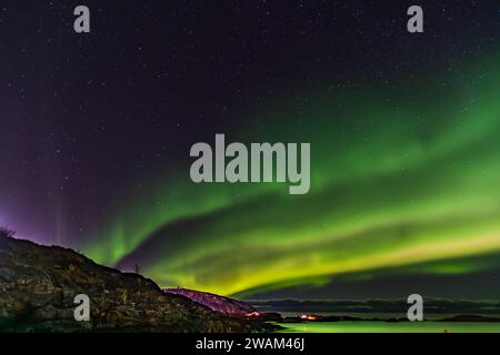 Aurora Borealis über Norwegens Sommaroy-Halbinsel im März Stockfoto