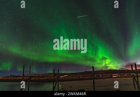 Aurora Borealis über Norwegens Sommaroy-Halbinsel im März Stockfoto