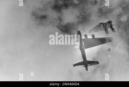 BOEING B-17 FLIEGENDE FESTUNG. B-17G-15-BO Wee Willie von der USAAF 332nd BS, 91st BG, trifft auf ihrer 128. Mission am 10. April 1945 direkt von Flak über kranenburg. Nur der Pilot, Lt. Robert E. Fuller, überlebte. Stockfoto