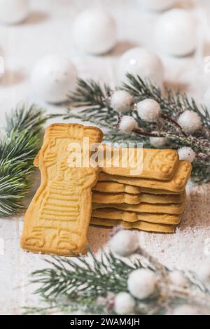 SPECULOOS Kekse auf weißem Hintergrund mit weihnachtlicher Dekoration. Europäische Spezialität zu Weihnachten. Vertikal. Stockfoto