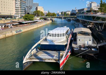 Wien, Österreich – 26. September 2023. Donaukanalfluss Wien Österreich. Flussufer am Donaukanal oder Donaukanal in Wien, Österreich. Stockfoto