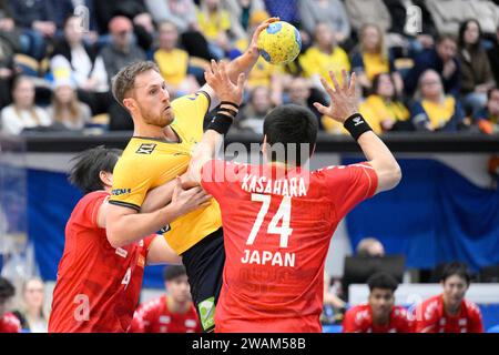 Schweden Albin Lagergren gegen Kenia Kasahara während des Handballspiels zwischen Schweden und Japan im Husqvarna Garden, Jonkoping, Schweden am 5. Januar 2024. Foto: Mikael Fritzon/TT/kod 62360 Credit: TT News Agency/Alamy Live News Stockfoto