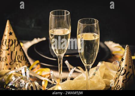 Zwei Gläser Sekt, Silvesterparty mit goldener Dekoration Stockfoto