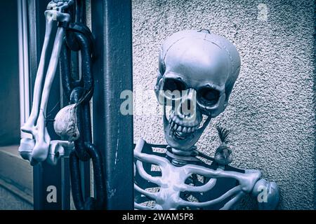 Skelett an einer Straßenlaterne als Dekoration für Halloween, vertikal Stockfoto