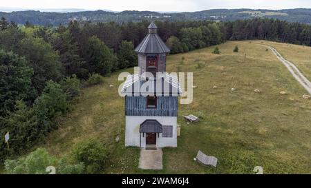 Blick auf den Sternenberger Turm im Sommer auf dem ehemaligen Militärübungsgelände der Schwäbischen Alb Stockfoto