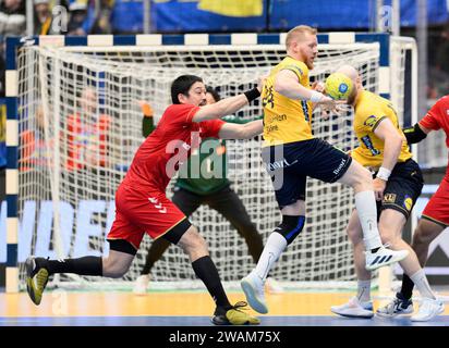 Der Japanische Shuichi Yoshida gegen Jim Gottfridsson während des Handballspiels zwischen Schweden und Japan im Husqvarna Garden, Jonkoping, Schweden 5. Januar 2024.Foto: Mikael Fritzon / TT / Kod 62360 Stockfoto