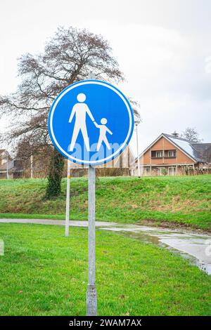 Blaues rundes Brett in einem öffentlichen Park mit Hinweis auf einen Wanderweg. Stockfoto