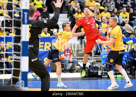 Der Japanische Jin Watanabe gegen Jim Gottfridsson während des Handballspiels zwischen Schweden und Japan im Husqvarna Garden, Jonkoping, Schweden am 5. Januar 2024. Foto: Mikael Fritzon / TT / kod 62360 Stockfoto