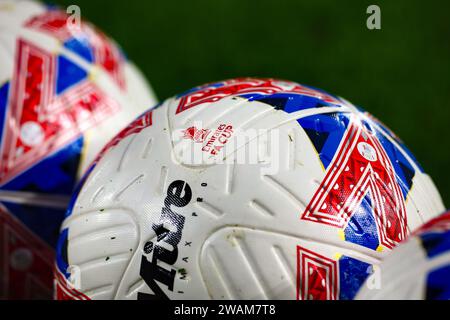 Januar 2024; Gtech Community Stadium, Brentford, London, England; FA Cup Third Round Football, Brentford gegen Wolverhampton Wanderers; 2023/24 Mitre FA Cup Ball auf dem Spielfeld im Gtech Community Stadium Stockfoto