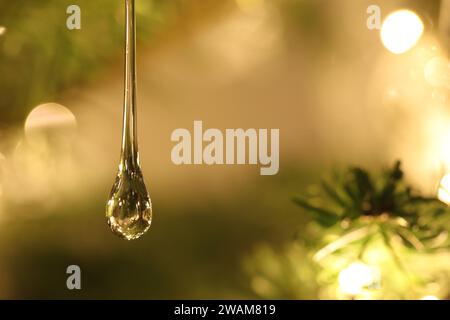 Nahaufnahme der Weihnachtsbaumdekoration aus Glas in tropfenförmiger Form, selektiver Fokus, Kopierraum Stockfoto