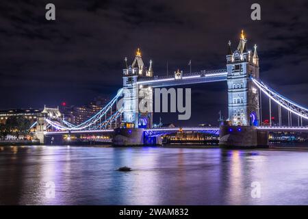 Blick auf die Tower Bridge in London bei Nacht, wunderschöne Reflexionen in der Themse Stockfoto