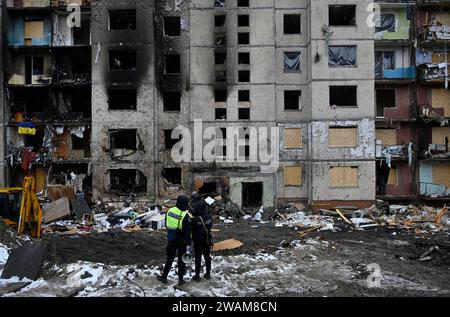 Kiew, Ukraine. Januar 2024. Die Polizei steht in der Nähe eines beschädigten Wohngebäudes infolge eines Raketenangriffs der russischen Armee. (Credit Image: © Sergei Chuzavkov/SOPA Images via ZUMA Press Wire) NUR REDAKTIONELLE VERWENDUNG! Nicht für kommerzielle ZWECKE! Quelle: ZUMA Press, Inc./Alamy Live News Stockfoto