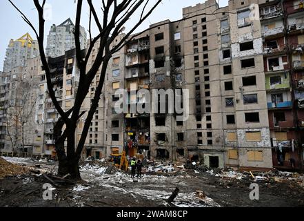 Kiew, Ukraine. Januar 2024. Blick auf ein beschädigtes Wohngebäude infolge eines Raketenangriffs der russischen Armee. (Credit Image: © Sergei Chuzavkov/SOPA Images via ZUMA Press Wire) NUR REDAKTIONELLE VERWENDUNG! Nicht für kommerzielle ZWECKE! Quelle: ZUMA Press, Inc./Alamy Live News Stockfoto