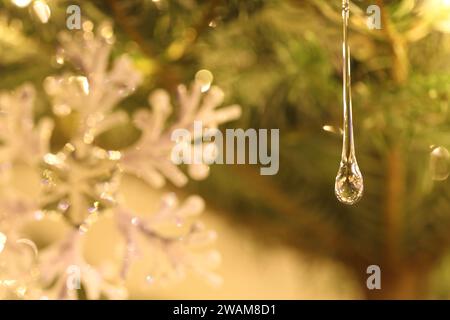 Nahaufnahme von Glas-Weihnachtsbaumdekoration in tropfenförmiger Form, Kopierraum, unscharfer Hintergrund Stockfoto