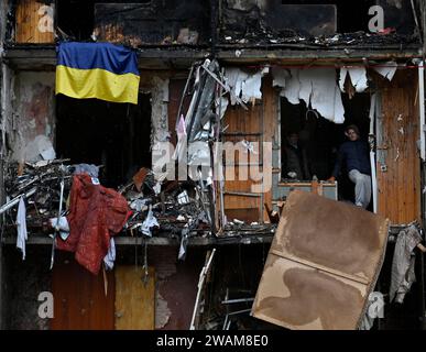 Kiew, Ukraine. Januar 2024. Ein Bewohner, der in seinem Wohnhaus gesehen wurde, das von der russischen Armee in Kiew beschädigt wurde. (Credit Image: © Sergei Chuzavkov/SOPA Images via ZUMA Press Wire) NUR REDAKTIONELLE VERWENDUNG! Nicht für kommerzielle ZWECKE! Quelle: ZUMA Press, Inc./Alamy Live News Stockfoto