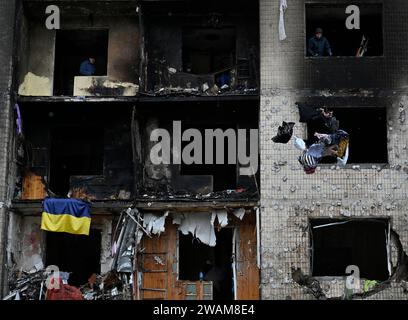 Kiew, Ukraine. Januar 2024. Die Menschen zerlegen Blockaden in ihren beschädigten Wohnungen, die durch den Raketenangriff der russischen Armee in Kiew gelitten haben. (Credit Image: © Sergei Chuzavkov/SOPA Images via ZUMA Press Wire) NUR REDAKTIONELLE VERWENDUNG! Nicht für kommerzielle ZWECKE! Quelle: ZUMA Press, Inc./Alamy Live News Stockfoto