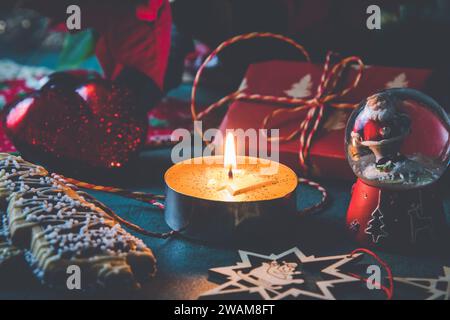 Weihnachtsdekoration mit Kerze in roten und grünen Farben Stockfoto