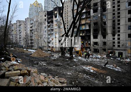 Kiew, Ukraine. Januar 2024. Blick auf ein beschädigtes Wohngebäude infolge eines Raketenangriffs der russischen Armee. (Credit Image: © Sergei Chuzavkov/SOPA Images via ZUMA Press Wire) NUR REDAKTIONELLE VERWENDUNG! Nicht für kommerzielle ZWECKE! Quelle: ZUMA Press, Inc./Alamy Live News Stockfoto