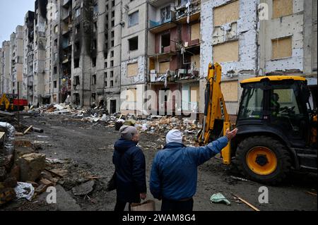 Kiew, Ukraine. Januar 2024. Die Bewohner sahen sich ihr beschädigtes Wohngebäude an, das durch den Raketenangriff der russischen Armee gelitten hatte. (Credit Image: © Sergei Chuzavkov/SOPA Images via ZUMA Press Wire) NUR REDAKTIONELLE VERWENDUNG! Nicht für kommerzielle ZWECKE! Quelle: ZUMA Press, Inc./Alamy Live News Stockfoto