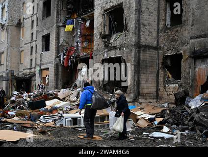 Kiew, Ukraine. Januar 2024. Die Bewohner sahen, wie sie ihre Sachen aus dem beschädigten Wohngebäude trugen, das durch den Raketenangriff der russischen Armee erlitt. (Credit Image: © Sergei Chuzavkov/SOPA Images via ZUMA Press Wire) NUR REDAKTIONELLE VERWENDUNG! Nicht für kommerzielle ZWECKE! Quelle: ZUMA Press, Inc./Alamy Live News Stockfoto