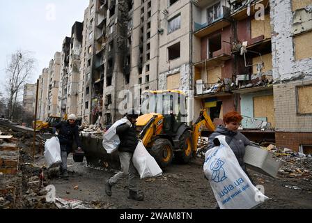 Kiew, Ukraine. Januar 2024. Die Bewohner sahen, wie sie ihre Sachen aus dem beschädigten Wohngebäude trugen, das durch den Raketenangriff der russischen Armee erlitt. (Credit Image: © Sergei Chuzavkov/SOPA Images via ZUMA Press Wire) NUR REDAKTIONELLE VERWENDUNG! Nicht für kommerzielle ZWECKE! Quelle: ZUMA Press, Inc./Alamy Live News Stockfoto