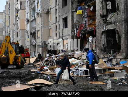 Kiew, Ukraine. Januar 2024. Die Bewohner sahen, wie sie ihre Sachen aus dem beschädigten Wohngebäude trugen, das durch den Raketenangriff der russischen Armee erlitt. (Credit Image: © Sergei Chuzavkov/SOPA Images via ZUMA Press Wire) NUR REDAKTIONELLE VERWENDUNG! Nicht für kommerzielle ZWECKE! Quelle: ZUMA Press, Inc./Alamy Live News Stockfoto