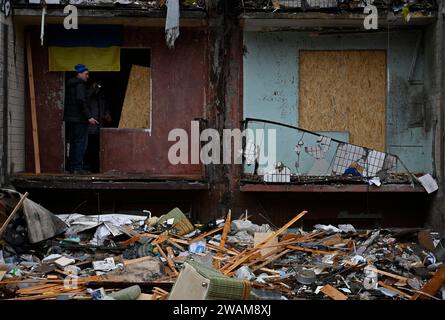 Kiew, Ukraine. Januar 2024. Ein Bewohner, der in der Nähe seines beschädigten Wohngebäudes gesehen wurde, das unter dem Raketenangriff der russischen Armee litt. (Credit Image: © Sergei Chuzavkov/SOPA Images via ZUMA Press Wire) NUR REDAKTIONELLE VERWENDUNG! Nicht für kommerzielle ZWECKE! Quelle: ZUMA Press, Inc./Alamy Live News Stockfoto