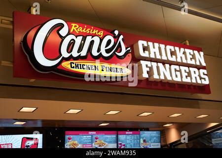 Honolulu, HI - 24. Dezember 2023: Raising Cane's Chicken Fingers Fast Food Chain Signage am Food Court in Ala Moana Stockfoto