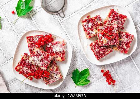 Two plates with pieces of red currant pie, top view Stockfoto