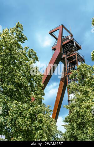 Alter Grubenturm der stillgelegten Zeche Recklinghausen II. In Deutschland, Europa. Vertikal. Stockfoto